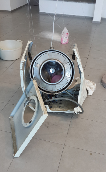 Vaskemaskine, by Adar Goldfarb