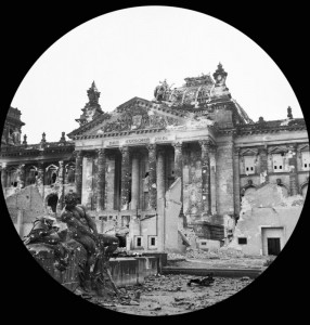 Guy Briller Reichstag 1945, 2014, silkscreen print and ink on paper, 100x70 cm