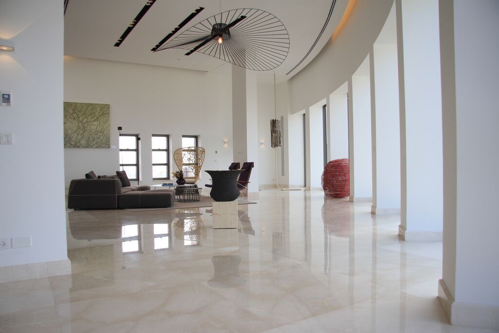 חלל סלון עם עבודות של מוש קאשי,כרמל אילן,ורון אלוני