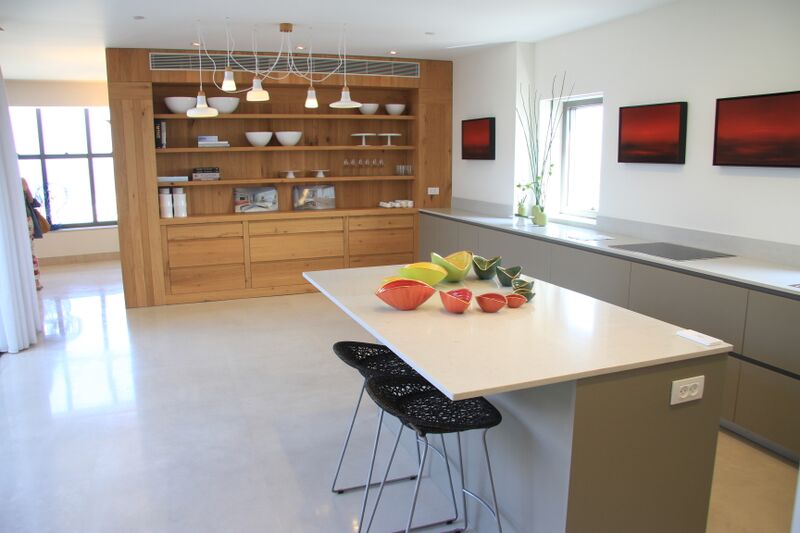 ציורים של מוש קאשי על הקיר ,עבודות של סמי די. על הדלפק