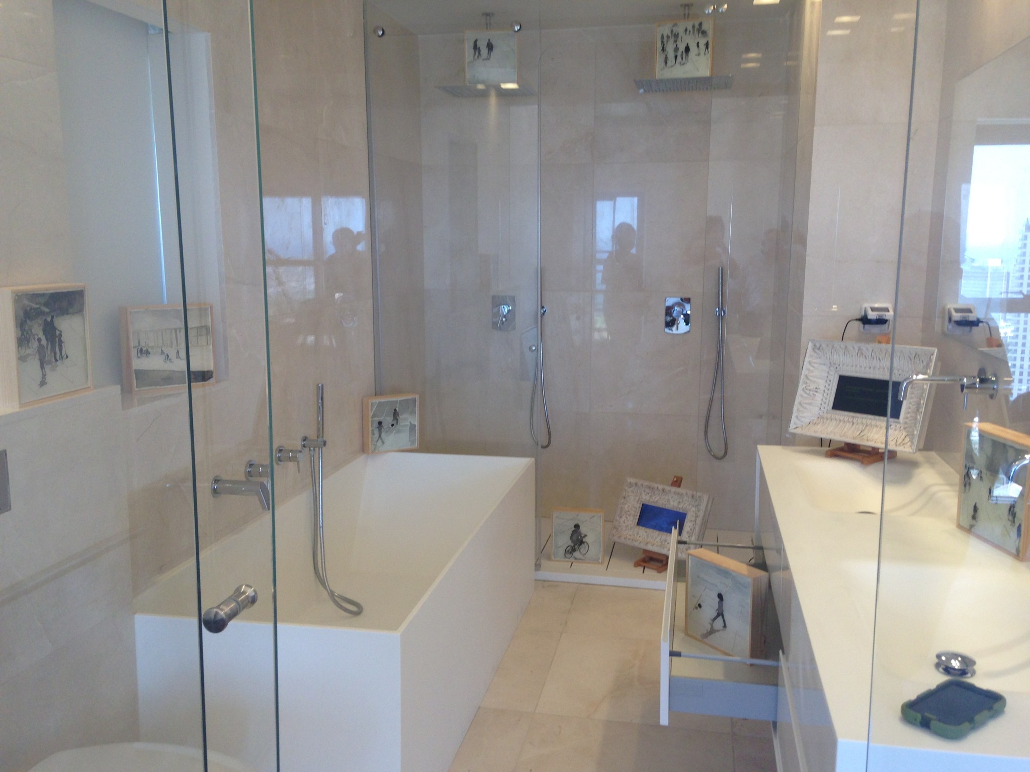 טלי נבון - מיצב וידיאו וציור באחד מחדרי האמבטיה