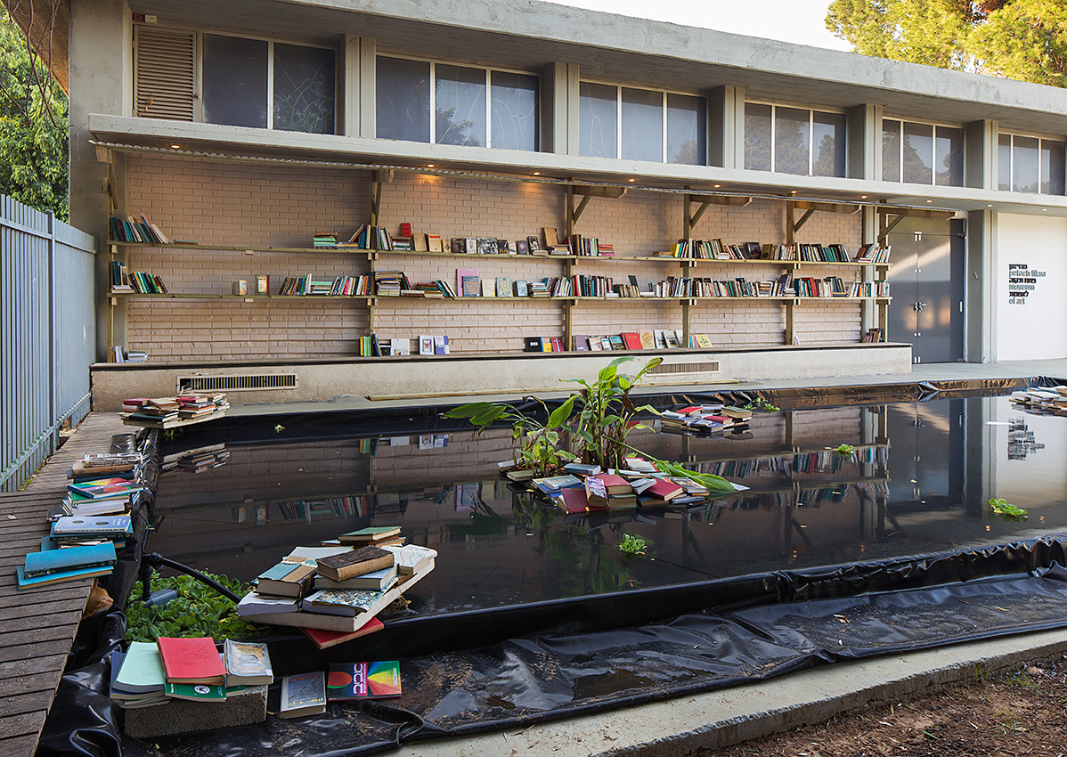 אביטל גבע, ספרים, נהר עמוק, אלוהים, 2015, מיצב