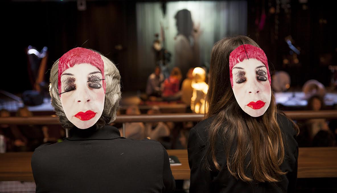 "בחדרי חדרים" של קבוצת פאתוס־מאתוס צילום: שחף דקל מסכה: ליהי חן