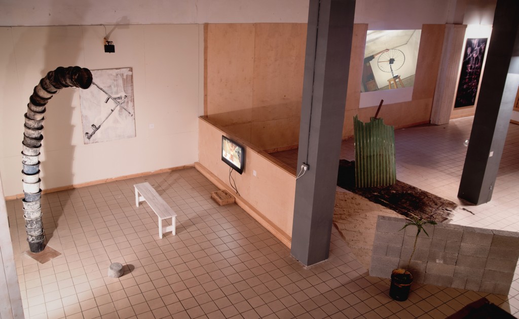  Nardeen Srouji נרדין סרוג'י ללא כותרת  מיצב  ברזל, דליים, בטון וצילום  2017 גובה: 3.3 מ 