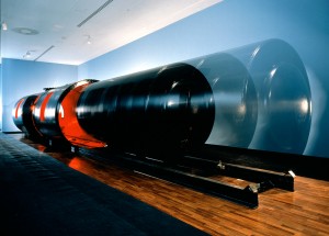 לואיז בורז'ואה שניים, 1991 פלדה, צבע ותאורה חשמלית 190.5x193x1244.6 אוסף קרן איסטוןצילום: פיטר בלמי / The Easton Foundation © Licensed by VAGA, NY